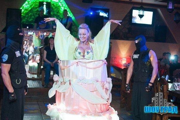 Девушка из торта заказать, девушка выпрыгивает из торта, женщина из торта спб, торт из которого выпрыгивают, Заказать девушку из торта в СПБ, Бутафорский торт сюрприз спб, Девушка из торта, торт сюрприз в Санкт-Петербурге, Торт сюрприз с сидящей внутри девушкой, женщина в торте, Заказать торт со стриптизёршей, девушка вылезает из торта спб, Купить Торт Девушка из торта с доставкой