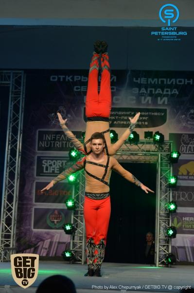 Акробаты и гимнасты
